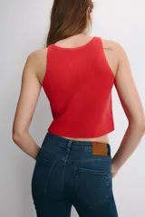 Top de punto acanalado color rojo, con cuello redondo y diseño de tirantes anchos tipo racerback.