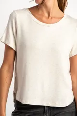 Remera color arena de corte holgado y mangas cortas.