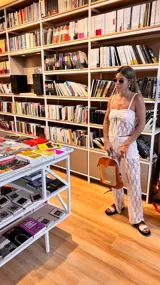 Pantalón de encaje blanco con corte recto y cintura alta.