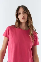 Remera verde militar de manga corta con cuello redondo.