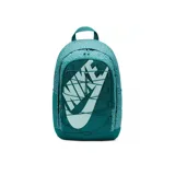 Mochila Nike modelo Hayward de color verde azulado, con estampado gráfico en los laterales y logo Nike grande en el frente. Cuenta con un sistema de cordón elástico frontal para sujeción, correas acolchadas ajustables, correa de esternón para distribución de carga y bolsillos laterales.