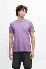 Remera magenta de corte clásico con cuello redondo y logo bordado en el pecho.