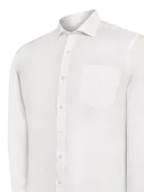 Camisa blanca de popelina 100% algodón con cuello italiano, manga larga, calce regular y bolsillo en el pecho con logo bordado.