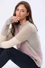 Buzo tejido de punto con diseño de franjas diagonales en tonos rosado, beige y gris, cuello redondo y manga larga.