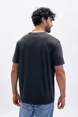 Remera de manga corta con efecto lavado, color negro, con estampa tipográfica en el pecho.