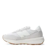 Championes urbanos New Balance modelo 370, con diseño inspirado en el estilo retro de los años 70. Presentan una combinación de paneles de malla, gamuza y material sintético en tonos blanco y gris claro, con el logo lateral característico. Incluyen una entresuela de EVA para amortiguación y una suela de goma con patrón de tracción.