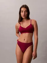 Bombacha tipo colaless de microfibra elástica con acabado sin costuras y bordes limpios. Presenta un diseño minimalista con el logo de la marca en relieve en la cintura.