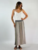 Pollera larga de punto con cintura elastizada gris y diseño a rayas verticales en tonos beige, marrón y gris.