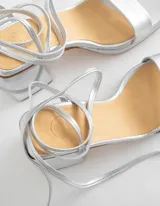 Sandalias plateadas de cuero con plataforma de 1,5 cm y taco de 8 cm.