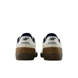 Championes New Balance Numeric 272, modelo de skate en color beige con detalles en azul marino y suela de goma marrón.