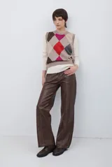 Pantalon de cuero sintetico color marron, de corte recto y tiro alto, con costuras decorativas verticales en el frente.