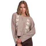 Cardigan corto de punto color beige con diseño floral bordado en color crema a ambos lados del cierre frontal. Posee cuello redondo, cierre con botones y mangas largas con puños acanalados.
