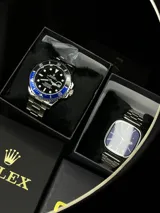 Set de dos relojes de pulsera con caja y malla de acero inoxidable. Incluye un reloj estilo diver con bisel azul y un reloj de esfera cuadrada azul con movimiento de cuarzo.