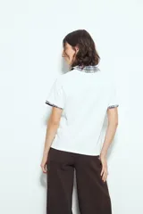 Remera negra de manga corta con estampado frontal en color marrón que incluye ilustraciones relacionadas con el café y la frase "Start Your Day Right".