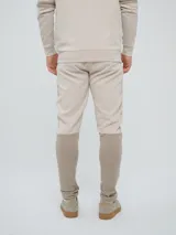 Pantalón jogger deportivo Umbro para hombre, de color negro, corte ajustado, con bolsillos laterales y cintura elástica con cordón ajustable.