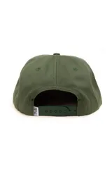 Gorra verde militar de gabardina con parche ovalado amarillo y texto bordado en verde y amarillo.