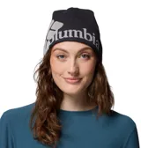 Gorro tipo beanie de Columbia, color negro con logo y nombre de la marca en gris. Cuenta con tecnología termorreflectante Omni-Heat™ Infinity para mayor retención de calor.