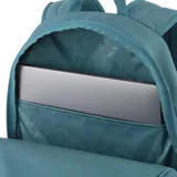 Mochila Puma de color verde menta con base negra. Presenta un gran logo Puma en relieve en el panel frontal, un bolsillo superior con cierre y un bolsillo lateral de malla.