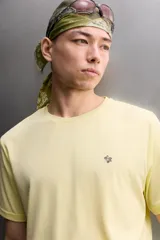 Remera Zara Athleticz de corte relaxed fit, confeccionada en tejido técnico fluido y ligero, en color verde militar. Presenta cuello redondo, manga corta y pequeño estampado a contraste en el pecho.
