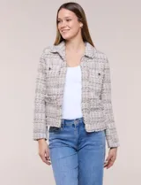 Chaqueta confeccionada en tejido de tweed beige con trama estructurada. Presenta cuello con solapa, frente abierto con botones metálicos y cuatro bolsillos funcionales. Las mangas largas de calce recto cuentan con bocamangas decoradas con botones y terminaciones deshilachadas al igual que los bordes.