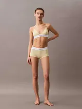 Corpiño triangular de Calvin Klein, confeccionado en tejido de algodón y modal con textura acanalada. Presenta una banda elástica inferior con el logo de la marca y tirantes ajustables.