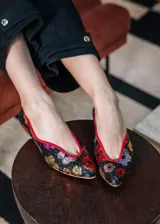 Bailarina de diseño plano con exterior cubierto de lentejuelas que forman un patrón de flores multicolores. Presenta un escote irregular, interior forrado en piel y suela de cuero.