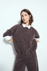 Buzo negro con efecto lavado y costuras verticales a la vista, de calce relajado.