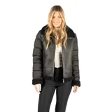 Campera negra de diseño híbrido que combina paneles de poliéster acolchado en las mangas con cuerpo de gamuza sintética. Presenta cuello, puños y ruedo con detalles de piel sintética tipo corderito, cierre frontal y dos bolsillos laterales con cierre.