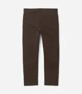 Pantalón de vestir color marrón, de corte slim y largo cropped. Confeccionado en tejido de algodón liso, con bolsillos laterales y traseros. Cierre frontal con botón y cremallera.