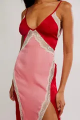 Vestido largo tipo slip de satén negro con escote en V, detalles de encaje en contraste y tajo lateral.
