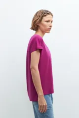 Blusa color cereza de manga corta con escote en V.