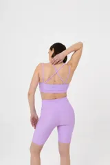 Top deportivo lila con doble bretel fino.