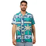 Camisa de manga corta con estampado de palmeras y bloques geométricos en tonos azul, celeste, verde y blanco.