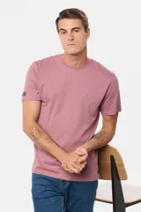 Remera básica de algodón color azul marino, de manga corta, con cuello redondo y logo bordado en el frente.