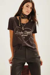 Remera de algodón en color gris oscuro con efecto desgastado. Presenta un estampado frontal en forma de corazón con la inscripción 'Spooky Show Festival' en tono claro.