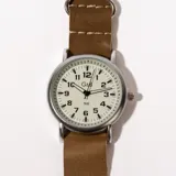 Reloj de pulsera con correa símil cuero negra y esfera blanca con números arábigos.