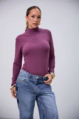 Polerita básica de manga larga color violeta, con cuello alto y tejido acanalado.