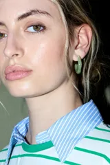 Aros tipo argolla de acrílico color verde translúcido.