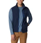 Chaleco de forro polar azul marino con cierre frontal completo, cuello alto, bolsillo vertical con cierre en el pecho y bolsillos laterales con cierre. Presenta el logo de la marca bordado en el pecho.