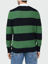 Buzo de punto a rayas horizontales verdes y azul marino, con cuello polo blanco y cierre parcial con botones. Logo 'BOSS' bordado en verde en el pecho. Corte clásico.