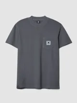 Camiseta gris de manga corta con efecto lavado, cuello redondo y un bolsillo en el pecho con detalle de parche estampado.