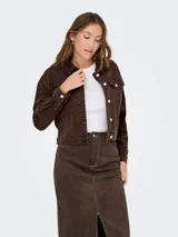 Campera trucker de twill color marrón con estampado animal print de leopardo en negro. Cuenta con cuello clásico, cierre de botones frontales, puños abotonados y bolsillos en el pecho.