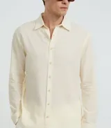 Camisa de manga larga Marfinno con cuello camisero y cierre frontal de botones. Confeccionada en tejido plano de lino y algodón.