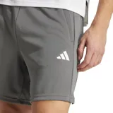 Short deportivo gris de Adidas, con logo blanco estampado en el muslo izquierdo. Confeccionado en tejido de poliéster reciclado con tecnología AEROREADY, cintura elástica con cordón ajustable, bolsillos con cierre y aberturas laterales en el dobladillo.