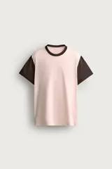 Camiseta de corte regular fit en color rosado, con cuello redondo y mangas cortas en color marrón oscuro a contraste.