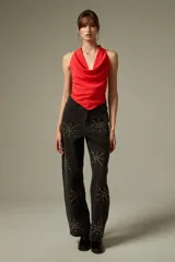 Top rojo de viscosa con cuello buche y diseño holgado.