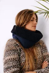 Cuello de abrigo circular con interior de corderito y exterior de cuero liso color azul marino.