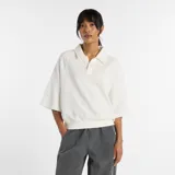 Remera tipo polo de corte holgado y mangas cortas, confeccionada en tejido de felpa francesa. Presenta cuello clásico con solapa y logo de la marca bordado en tono a juego en el pecho.