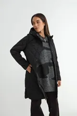 Campera acolchada negra con diseño de rombos, cierre frontal con cremallera y botones a presión, y capucha integrada.