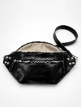 Riñonera de cuero color negro, con múltiples compartimentos con cierre metálico, detalles de tachas en los laterales y correa regulable.